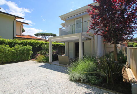 Casa Simonetta: Residential Area, Shrub, Home, House, Garden, Shade, Landscaping, Yard, Estate