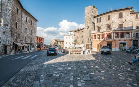 Casa Alloro, Ac, Wifi, Narni: Building, Wall, Window, City, Road Surface, Town, Facade, Neighbourhood, Street, Architecture