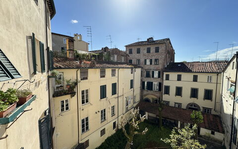 Anna: Building, Wall, Window, Neighbourhood, Residential Area, Town, Apartment, Urban Design, Human Settlement, Mixed-Use