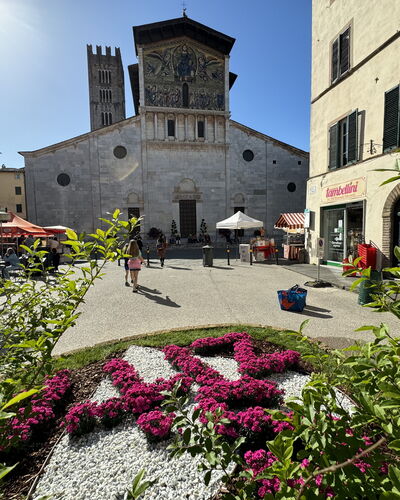 Anna: Building, Window, Town, Facade, Flowerpot, Umbrella, Outdoor Table, Outdoor Furniture, Town Square, Houseplant
