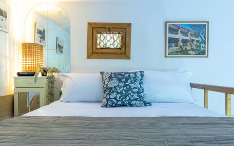 Suite Vogel: Furniture, Bed, Interior Design, Bedding, Bedroom, Bed Sheet, Wall, Cushion, Room, Floor