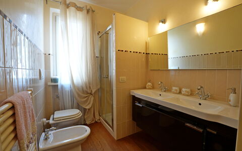 Uno Sguardo sul Mare: Bathroom, Plumbing Fixture, Bathroom Sink, Flooring, Interior Design, Sink, Floor, Tap, Plumbing, Lighting