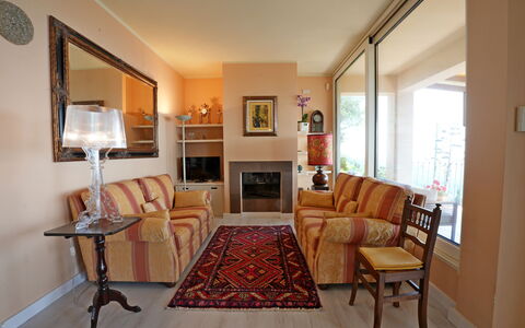 Uno Sguardo sul Mare: Furniture, Interior Design, Couch, Flooring, Floor, Living Room, Wood, Room, Ceiling, Table