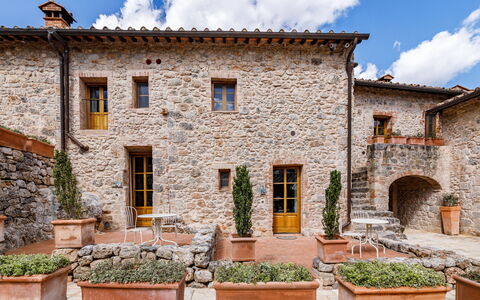 Relais la Costa: Wall, Brick, Stone Wall, Flowerpot, Brickwork, Cobblestone, Garden, Courtyard, Flagstone, Design