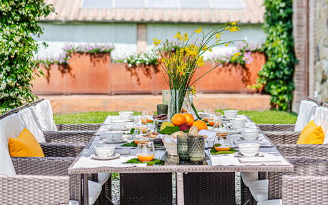 Villa Anna: Furniture, Table, Tableware, Chair, Tablecloth, Food, Outdoor Table, Outdoor Furniture, Fruit, Dishware