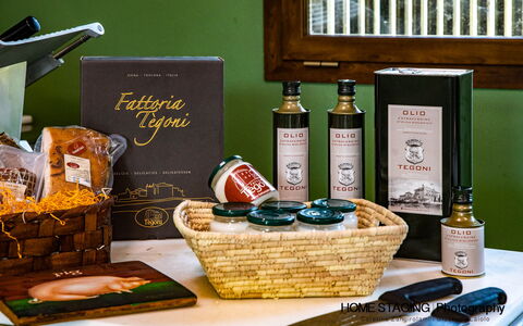 Villa Airone Tegoni, Pool, Radicondoli: Bottle, Wine, Food, Glass Bottle