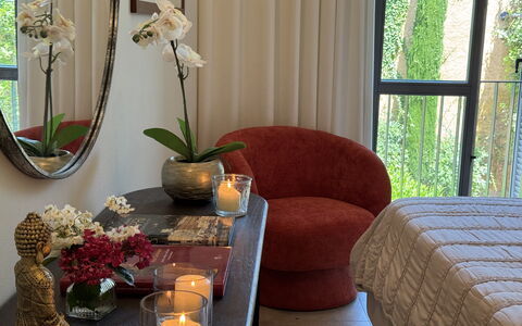 Ai Cantici: Furniture, Interior Design, Wall, Room, Lighting, Home, Textile, Picture Frame, Throw Pillow, Floor