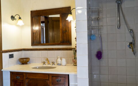 Country Historical House Lucca: Bathroom Sink, Interior Design, Wall, Plumbing Fixture, Mirror, Bathroom, Sink, Flooring, Tap, Floor