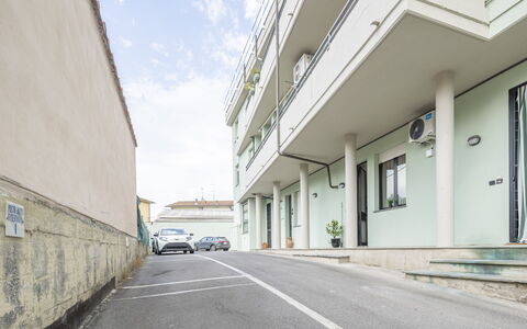 Casa Gioia In Lucca: Asphalt, Apartment, Family Car, Luxury Vehicle, Balcony, Mid-Size Car, Parking
