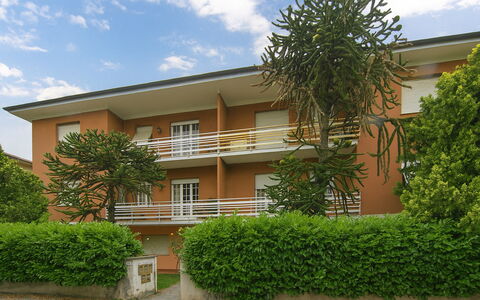 Butterfly Apartment In Lucca: Shrub, Residential Area, Apartment, Balcony, Estate, Garden, Yard, Lawn, Condominium, Shade