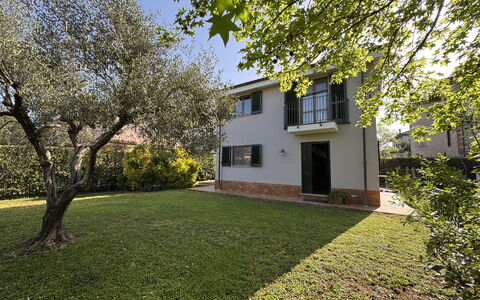 Dependance Egle: Grass, Building, House, Residential Area, Home, Shrub, Garden, Lawn, Estate, Cottage