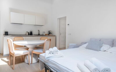 Accommodation:&nbsp;Deservi Elegant Apt. Leonardo