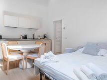 Accommodation:&nbsp;Deservi Elegant Apt. Leonardo