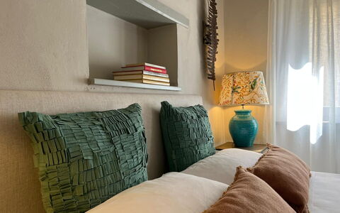 Guelfa 60: Cushion, Furniture, Wall, Bedroom, Interior Design, Linens, Bedding, Bed, Throw Pillow, Bed Sheet