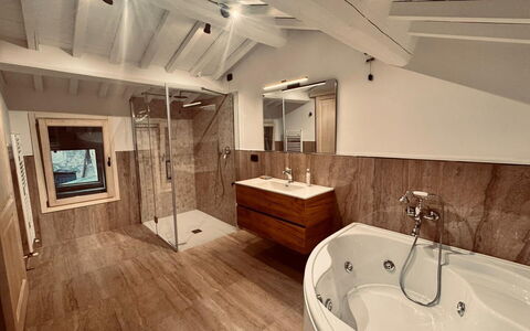 Casa Castelli: Flooring, Floor, Wood, Plumbing Fixture, Interior Design, Ceiling, Bathtub, Bathroom, Plumbing, Lighting