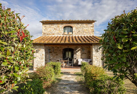 La Casina Honeymoon Cottage, Badia Agnano: Roof, House, Shrub, Land Lot, Cottage, Rural Area, Farmhouse, Estate, Garden