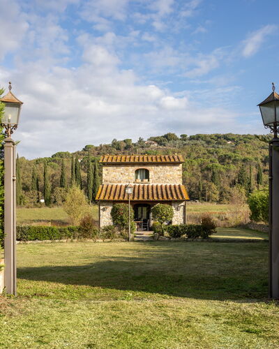 La Casina Cottage: Shrub, Garden, Landscaping, Farmhouse, Hacienda, Hedge