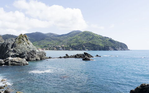 Casa Dolly, Monterosso 5 Terre: Sky, Blue, Water, Body Of Water, Rock, Coast, Mountainous Landforms, Coastal And Oceanic Landforms, Mountain, Natural Landscape