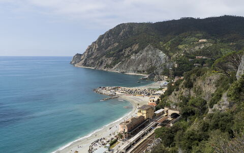 Casa Dolly, Monterosso 5 Terre: Coast, Water, Body Of Water, Beach, Coastal And Oceanic Landforms, Mountainous Landforms, Sea, Headland, Shore, Mountain