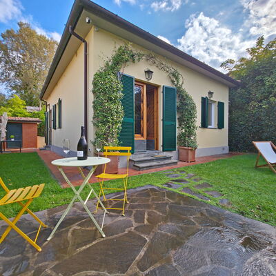 Villetta Tonfano: Door, Home, Garden, Cottage, Lawn, Backyard, Bicycle, Yard, Landscaping