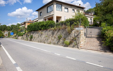 Il Ferrone Apartment with Garden - Greve in Chiant: Building, Window, Residential Area, Road Surface, House, Home, Neighbourhood, Road, Architecture, Asphalt