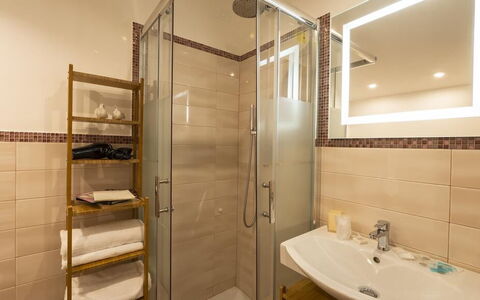 Appartamento la Fontana, Assisi: Bathroom, Plumbing Fixture, Flooring, Interior Design, Wall, Floor, Mirror, Sink, Tap, Bathroom Sink