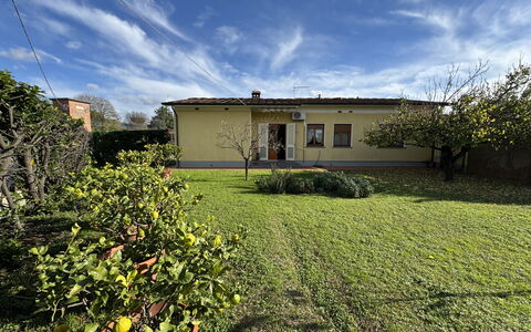 Villa Lory: Grass, House, Shrub, Land Lot, Home, Rural Area, Garden, Lawn, Cottage, Estate