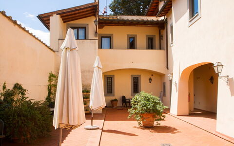 Relais de Ricci: Wall, Home, Residential Area, House, Door, Balcony, Hacienda, Design, Estate, Courtyard