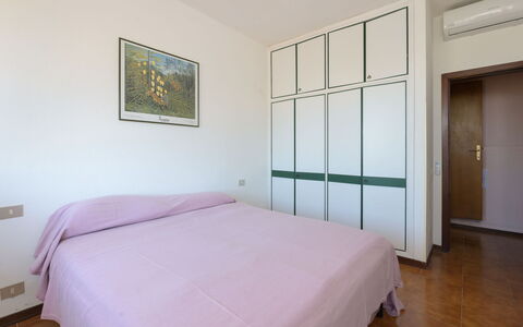 Montparnasse: Bed, Interior Design, Bedroom, Flooring, Floor, Bed Sheet, Room, Bedding, Ceiling, Bed Frame