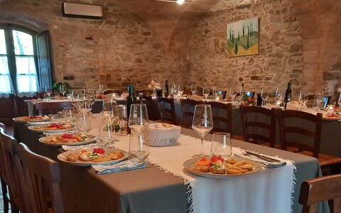 Podere Peteglia: Furniture, Table, Chair, Kitchen & Dining Room Table, Tablecloth, Restaurant, Interior Design, Tableware, Dining Room, Ceiling