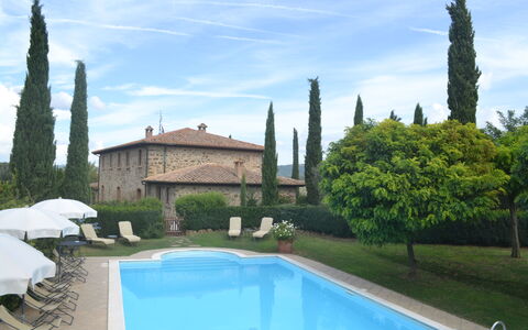 Podere Peteglia: Garden, Estate, Hedge, Landscaping, Villa, Mansion, Courtyard, Evergreen, Hacienda