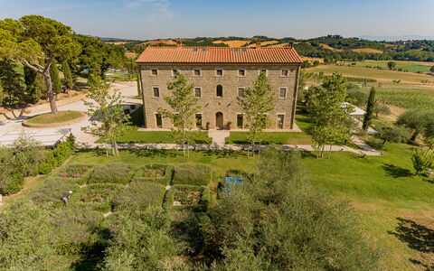 Poggio Mori 20: Grass, Landscape, Shrub, Land Lot, Estate, Garden, Plantation, Landscaping, Lawn, Mansion