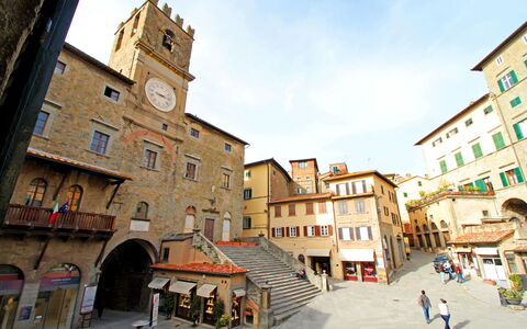 La Casa sulla Piazza: Window, City, Town, Town Square, Plaza, Clock