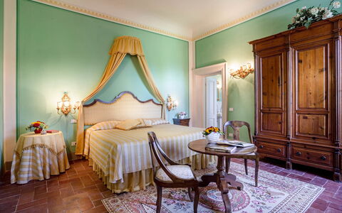 Splendida: Furniture, Interior Design, Wall, Bedroom, Bed, Flooring, Textile, Floor, Table, Bed Sheet