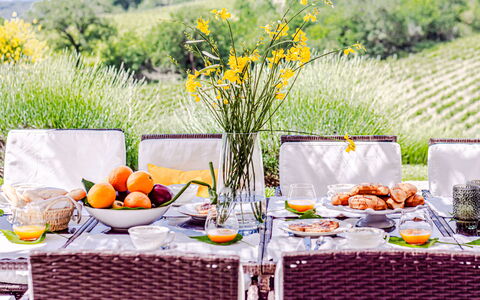 Chateau la Siroque: Tableware, Furniture, Table, Drinkware, Tablecloth, Serveware, Food, Stemware, Wine Glass