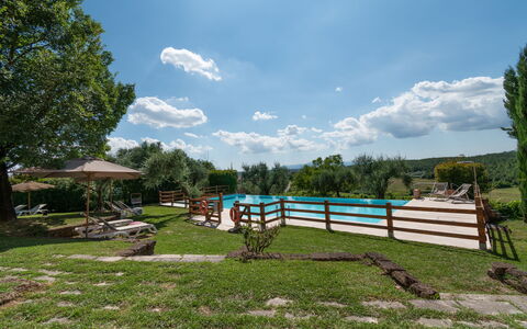 Agriturismo le Due Querce: Garden, Shade, Lawn, Leisure, Park, Outdoor Furniture, Landscaping, Backyard, Yard, Eco Hotel