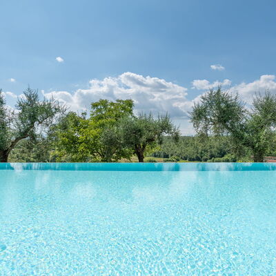 Agriturismo le Due Querce: Blue, Swimming Pool, Composite Material, Resort, Water Feature, Reflection, Outdoor Furniture, Eco Hotel, Hotel, Tile