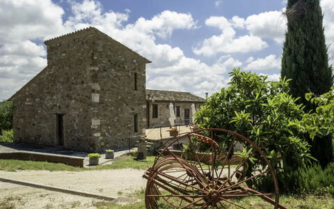 Agriturismo le Case Rosse di Montebuono: Sky, House, Home, Land Lot, Human Settlement, Rural Area, Cottage, Estate, Farmhouse, Village