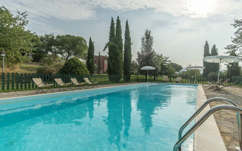 Agriturismo le Case Rosse di Montebuono: Swimming Pool, Shrub, Garden, Landscaping, Shade, Eco Hotel, Outdoor Furniture, Resort, Hacienda