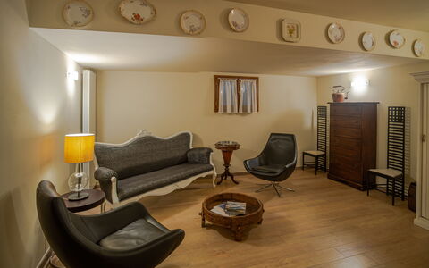 Villa Bolgheri Vermentino Castagneto Carducci: Furniture, Interior Design, Flooring, Wall, Floor, Wood, Couch, Living Room, Ceiling, Home