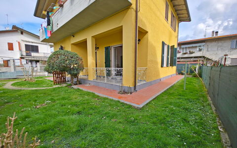 Casa Serena: Residential Area, House, Home, Human Settlement, Balcony, Plaster