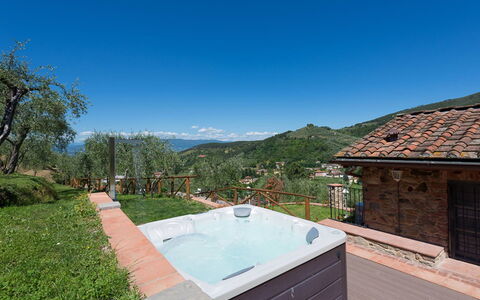 Il Podere: Swimming Pool, Hill, Mountain Range, Hill Station, Resort, Eco Hotel, Valley, Bathtub, Jacuzzi