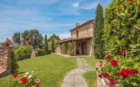 Villa del Colle: Shrub, House, Garden, Land Lot, Home, Cottage, Estate, Farmhouse, Landscaping