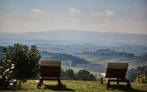 Villa Novellina: Nature, Hill, Natural Landscape, Horizon, Landscape, Ecoregion, Highland, Grassland, Atmospheric Phenomenon, Hill Station