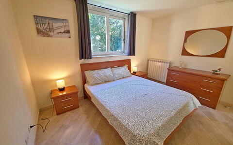 Appartamento Botrici: Bed, Bedroom, Furniture, Wood, Bed Sheet, Bedding, Flooring, Floor, Interior Design, Room