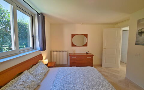 Appartamento Botrici: Bed, Furniture, Interior Design, Bedroom, Wood, Flooring, Floor, Ceiling, Room, Bed Sheet