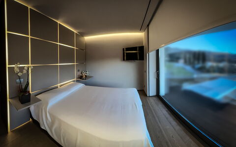 Villa Bilor Luxe: Lighting, Bed, Bedroom, Hotel, Night, Penthouse Apartment, Bed Frame, Bedding, Suite