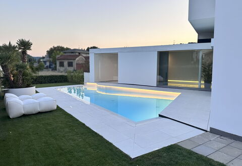 Villa Bilor Luxe: Swimming Pool, Composite Material, Shade, Garden, Landscaping, Estate, Villa, Design, Yard, Resort