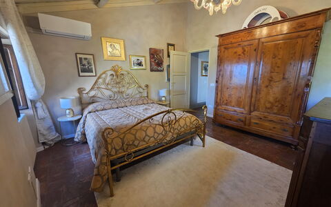 Il Casale di San Jacopo con Piscina Privata: Furniture, Wall, Bedroom, Bed, Flooring, Bed Sheet, Bedding, Floor, Linens, Interior Design