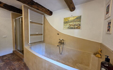 Il Casale di San Jacopo con Piscina Privata: Wall, Bathtub, Flooring, Floor, Plumbing Fixture, Plumbing, Ceiling, Tile, Tap, Bathroom